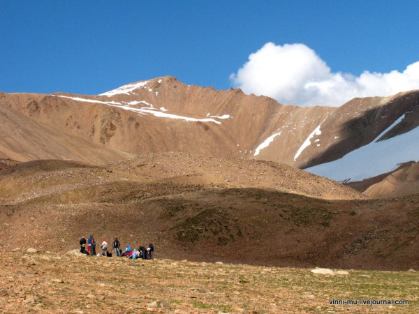 В 2009 году пограничный режим казахско-киргизской границы не был столь строг как сейчас, ина всем пути нам попадались туристические группы, в основном российские.